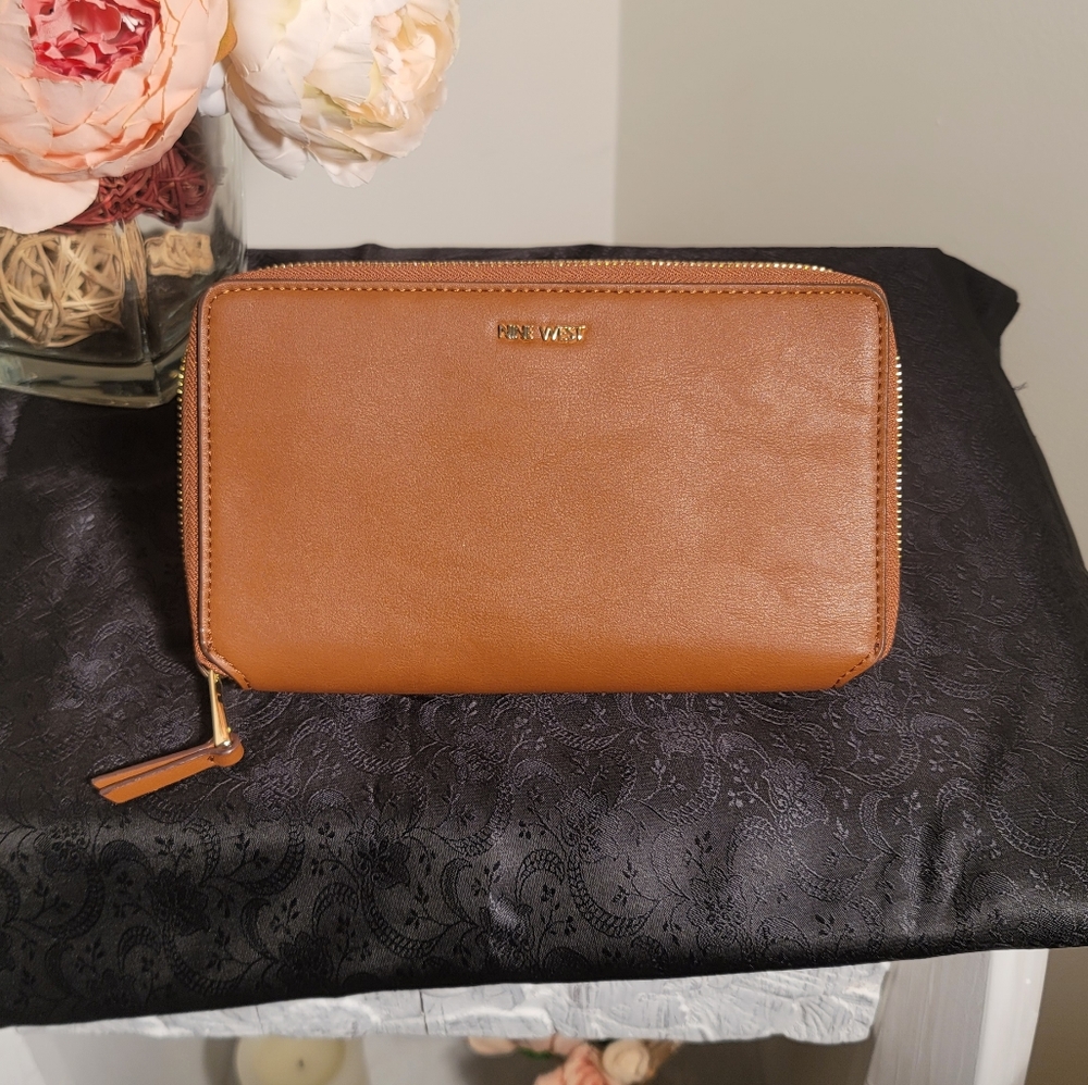 Nine West Travel Wallet NWT